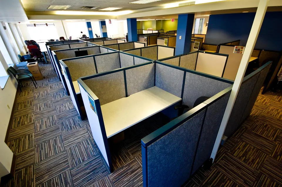 Oficina con puestos de trabajo vacíos