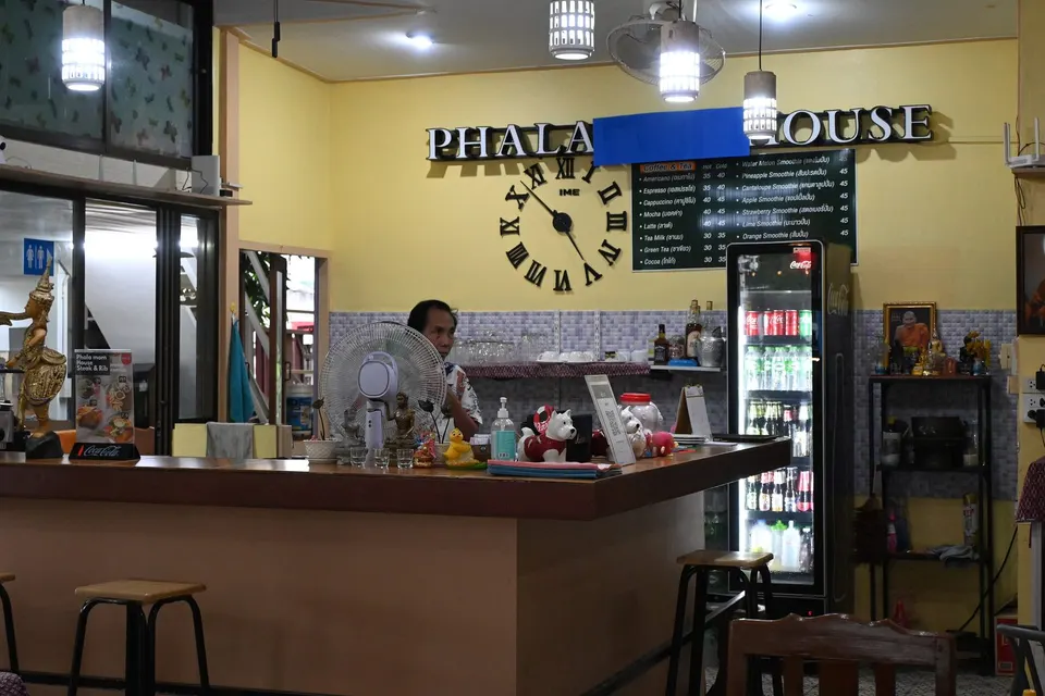 Mostrador de una pequeña cafetería de barrio
