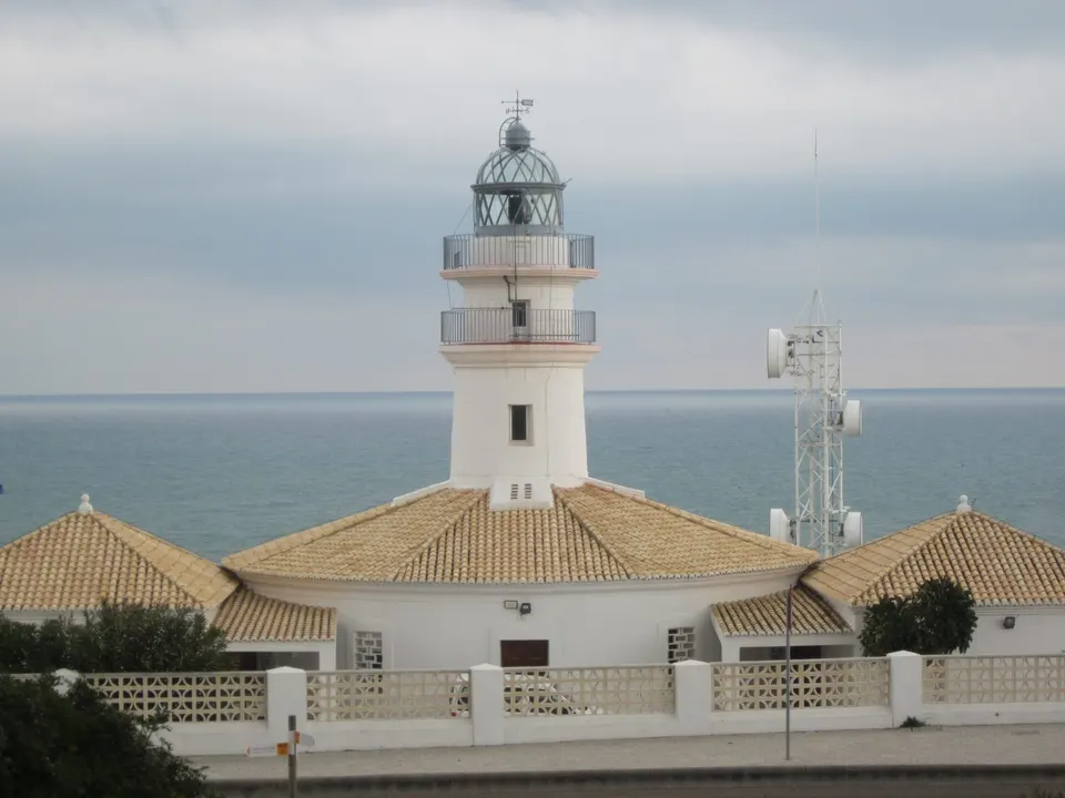 Faro de Cullera frente al Mediterráneo