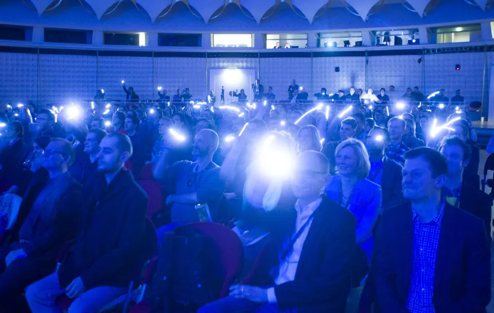 Público en un auditorio durante una conferencia