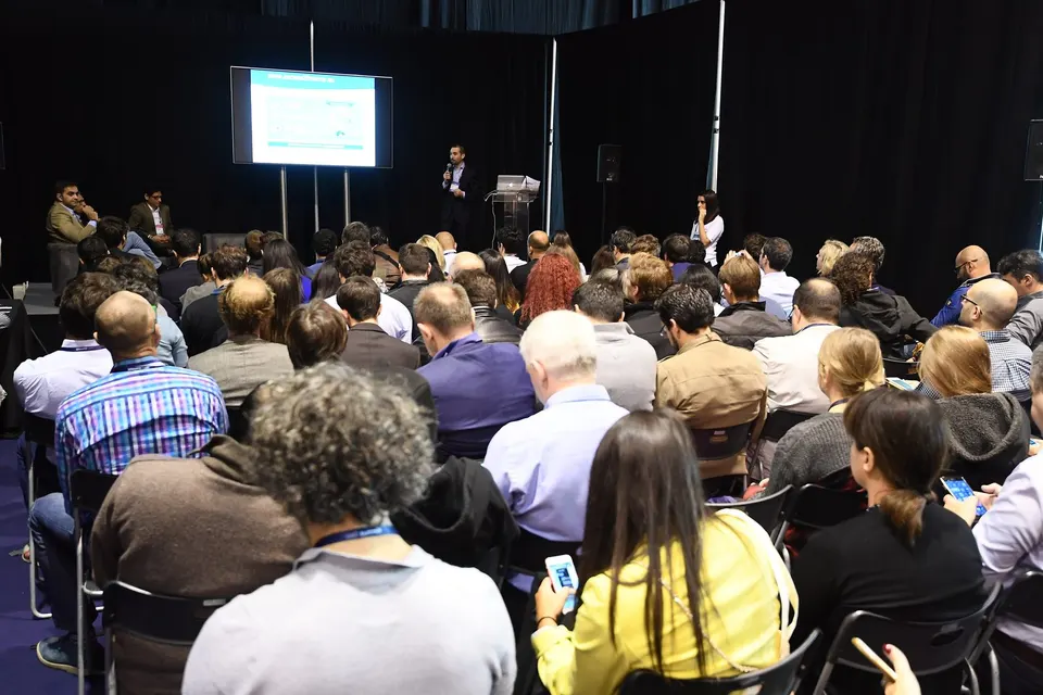 Público atento en una sala durante una charla