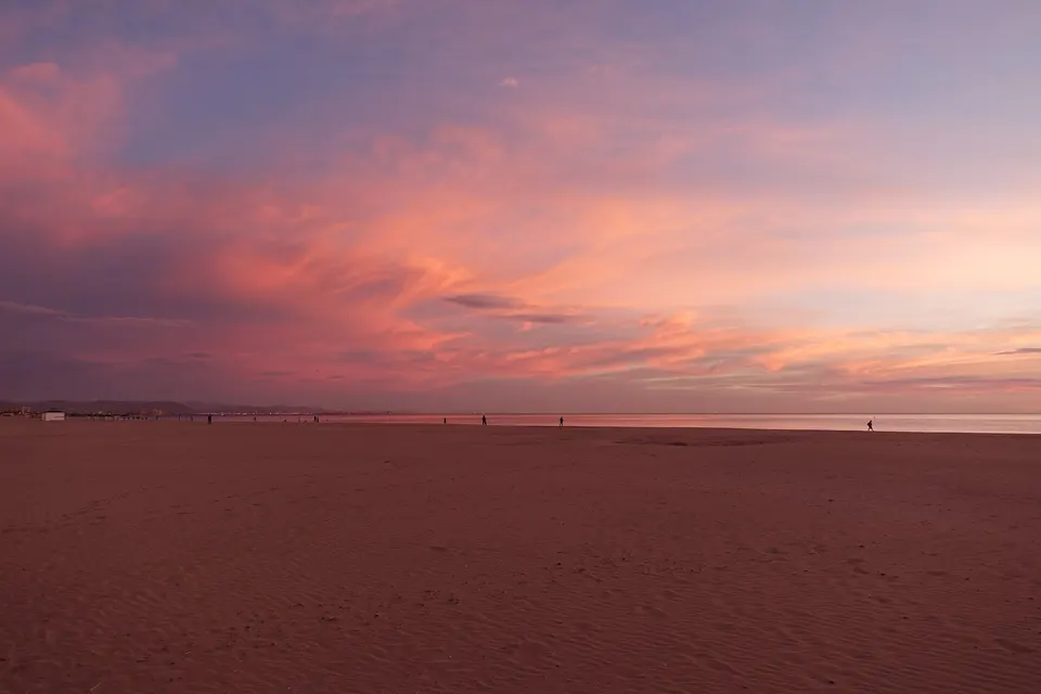 Amanecer de invierno sobre el Mediterráneo desde una playa de Valencia